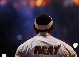 开云娱乐：C罗950球逼近千球里程碑，ESPN预测2026年末前实现壮举