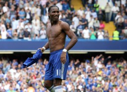 开云官网：足协杯赛场温情瞬间，弹球游戏逗乐谢峰，张外龙点赞传递足球欢乐